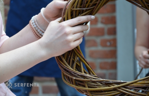Wiklinowy wianek, który każdy może wypleść z nami na warsztatach plecionkarskich - wyplatanie z wikliny.