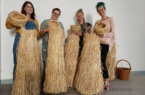 Warsztaty wyplatania ze słomy Serfenta, uczestniczki prezentują prace, stojąc przy snopkach słomy